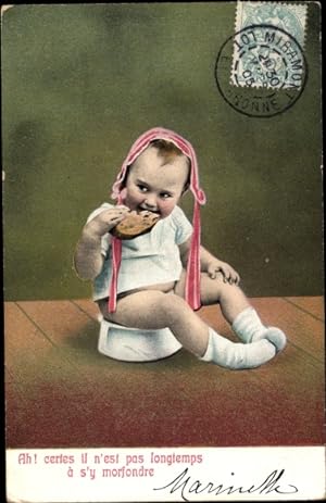 Ansichtskarte / Postkarte Kleinkind sitzt essend auf dem Nachttopf