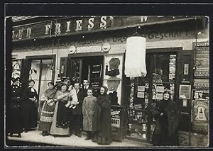 Foto-Ansichtskarte Reklame-Emailleschilder an Friess Geschäft, Bensdorp, Mattoms Giesshübler, Ges...