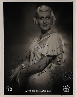 "Liebe auf den ersten Ton". 1932. [Signierte Original-Porträtfotografie / signed original photogr...