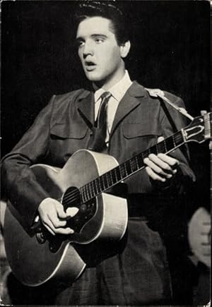 Ansichtskarte / Postkarte Sänger und Schauspieler Elvis Presley, Portrait, Gitarre