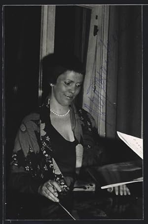 Ansichtskarte Opernsängerin Brigitte Fassbaender mit Zigarre, mit original Autograph