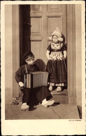 Ansichtskarte / Postkarte Käthe Kruse Puppen, Trachtenpuppen mit Akkordeon, niederländische Trachten
