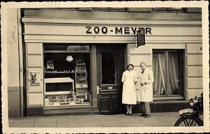 Foto Ansichtskarte / Postkarte Hamburg, Zoo-Meyer, Tierhandlung, Verkäufer, Schaufenster