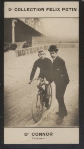 Photographie de la collection Félix Potin (4 x 7,5 cm) représentant : Winnie O'Connor, coureur cy...
