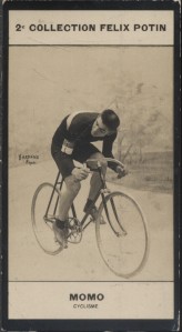 Photographie de la collection Félix Potin (4 x 7,5 cm) représentant : Dominico Momo, cycliste. Dé...