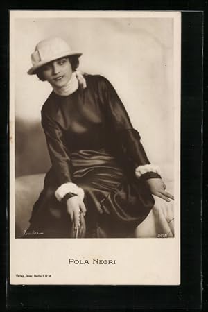 Ansichtskarte Schauspielerin Pola Negri mit Hut und schwarzem Kleid