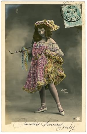 Glitzer Ansichtskarte / Postkarte Standportrait einer Frau
