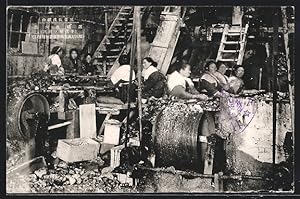 Ansichtskarte Fabrikarbeiterinnen arbeiten an ihren Maschinen