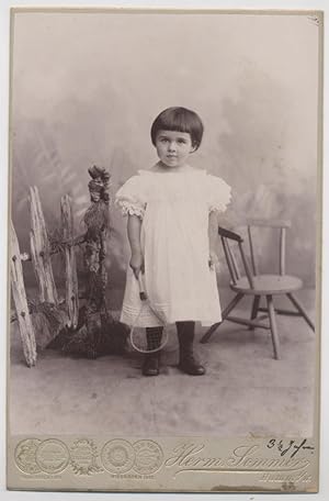 Fotografia originale di bambina con racchetta realizzata dallo studio Herm Sommer di Hamm Gas Str...