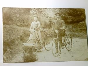 Unbekanntes Paar mit Fahrrädern. Alte Ansichtskarte / Postkarte s/w, gel.1906. Auf Schild an Baum...