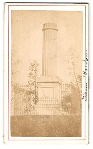 Fotografie unbekannter Fotograf, Ansicht Genappe, Alexander Gordon Monument aus der Schlacht um W...