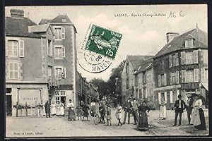 Carte postale Lassay, Rue du Champ-de-Foire, vue de la rue