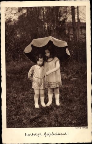 Ansichtskarte / Postkarte Glückwunsch Geburtstag, Käthe Kruse Puppen unter einem Schirm