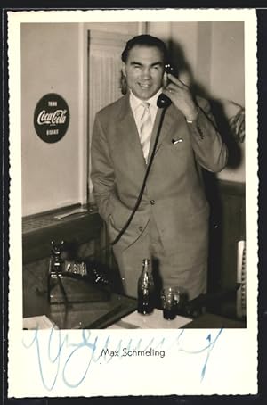Ansichtskarte Max Schmeling mit original Autograph, der Boxer am Telefon mit einer Flasche Coca C...