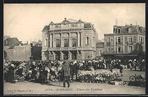 Carte postale St-Brieuc, Le Théatre, la place devant le théâtre un jour de marché