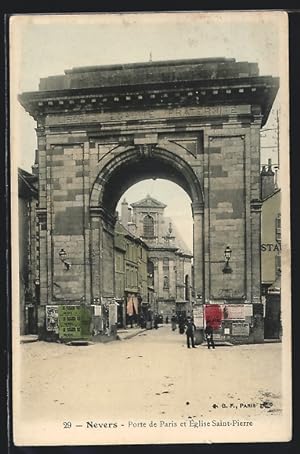 Carte postale Nevers, Porte de Paris et Eglise Saint-Pierre