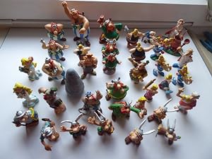 Sammlung von 38 Kunststoff-Figuren aus dem Comic "Asterix und Obelix". Teils Bully West-Germany, ...