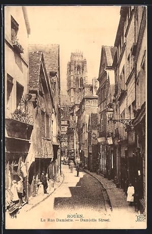 Carte postale Rouen, La Rue Damiette et ses magasins, la Cathédrale au fond