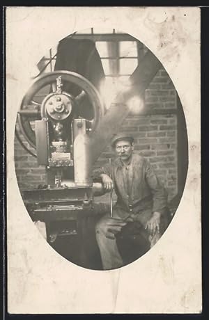 Foto-Ansichtskarte Fabrikarbeiter an einer hydraulischen Presse