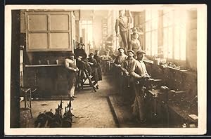Foto-Ansichtskarte Fabrikarbeiter an ihren Maschinen