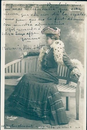 Glitzer Ansichtskarte / Postkarte Sitzportrait einer Frau, Hut, Kleid, Sitzbank