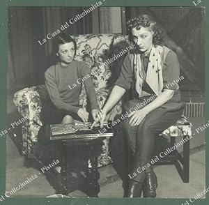TEATRO. RINA MORELLI E ANDREINA PAGNANI in una scena di Fascino. Anno 1940.