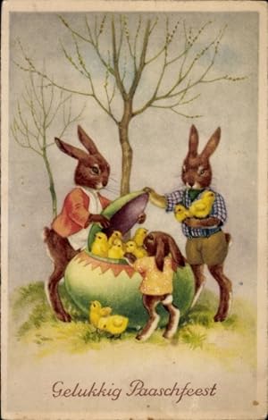Ansichtskarte / Postkarte Glückwunsch Ostern, Vermenschlichte Hsen, Küken in einem großen Ei