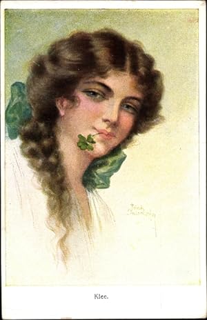 Künstler Ansichtskarte / Postkarte Junge Frau mit Kleeblatt im Mund, Haarschleife