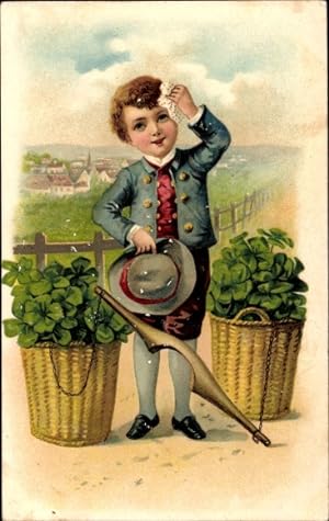 Präge Ansichtskarte / Postkarte Junge mit zwei Körben voller Glücksklee, Hut, Taschentuch