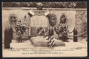 Carte postale Badevel, Caveau et Plaque commemorative des Enfantrs de la Commune morts pour la Fr...