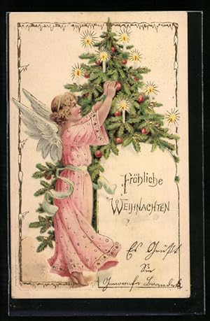 Präge-Ansichtskarte Weihnachtsengel schmückt einen Tannenbaum mit Kerzen und Kugeln