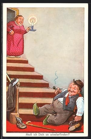 Ansichtskarte Frau im Nachthemd findet ihren Mann betrunken und rauchend am Fuss der Treppe