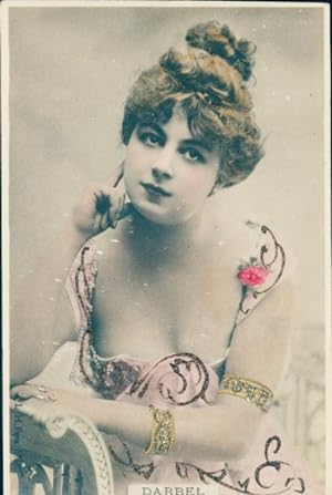 Glitzer Ansichtskarte / Postkarte Portrait einer Frau, Lockige Haare, Kleid, Blumen, Darbel