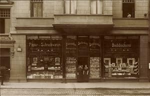 Foto Ansichtskarte / Postkarte Verkäuferinnen vor einer Buchhandlung, Papier- und Schreibwaren, B...