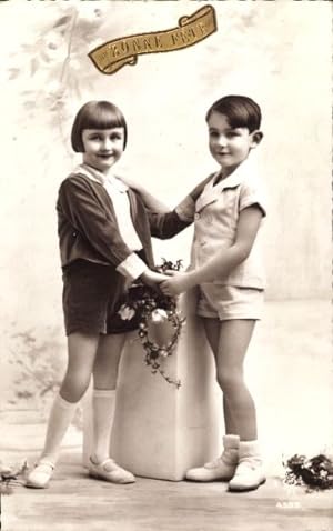 Ansichtskarte / Postkarte Glückwunsch, Junge und Mädchen mit einem Blumenkranz