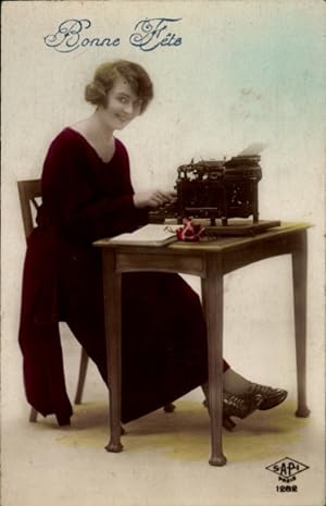 Ansichtskarte / Postkarte Glückwunsch, Frau am Schreibtisch, Schreibmaschine