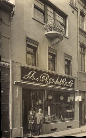 Foto Ansichtskarte / Postkarte Personen vor einem Geschäft, A. Rottleb