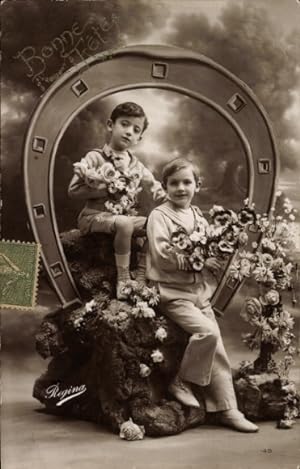 Ansichtskarte / Postkarte Glückwunsch, Jungen mit Blumen unter einem Hufeisen