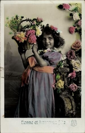 Ansichtskarte / Postkarte Glückwunsch, Mädchen mit einem Blumenkorb