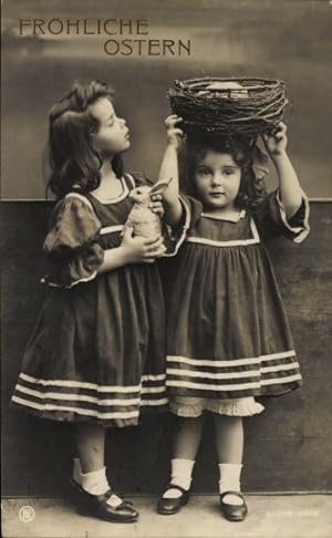 Ansichtskarte / Postkarte Glückwunsch Ostern, Zwei Mädchen mit Hasenfigur und Nest
