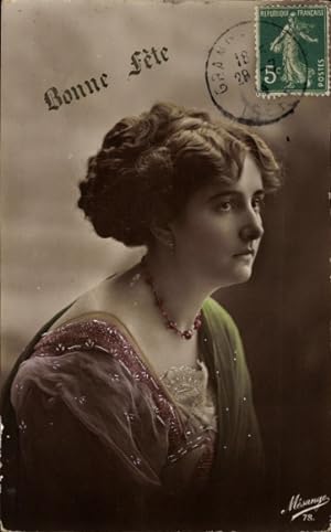 Ansichtskarte / Postkarte Glückwunsch, Frau-Portrait, Halskette