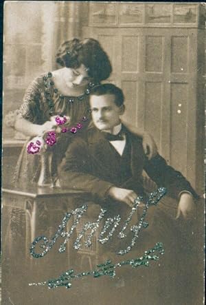 Glitzer Ansichtskarte / Postkarte Liebespaar, Adolf, Tisch, Blumenvase