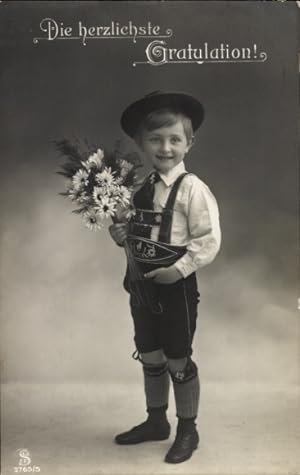 Ansichtskarte / Postkarte Glückwunsch, Junge in Tracht, Blumen