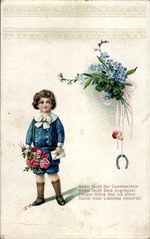 Präge Ansichtskarte / Postkarte Junge mit Blumenstrauß, Hufeisen, Glücksklee, Vergissmeinnicht