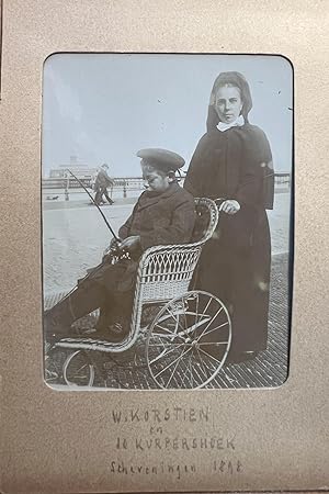 Photography carte-de-visite ca 1898 | Portrait photograph of zuster W. Korstien en Jo Kurpershoek...
