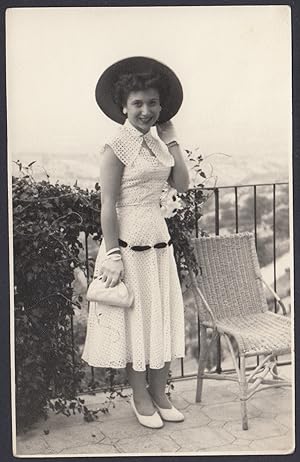Moda donna, Signora con abito elegante e cappello, 1950 Fotografia vintage