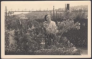 Donna circondata da piante, 1950 Fotografia vintage