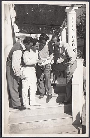 Tunisi 1950, Uomini eleganti fuori Eden Bar, Fotografia vintage