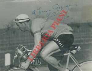 Foto di Gino Bartali in corsa, con autografo e dedica.