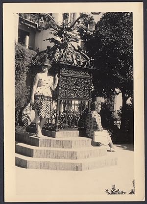 Spagna 1960, Siviglia, Ornati croce ferro in Plaza de Santa Cruz, Fotografia vintage